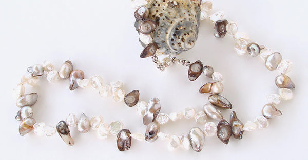Baroque pearl necklace in white and gray