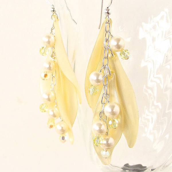 Dangle earrings in yellow