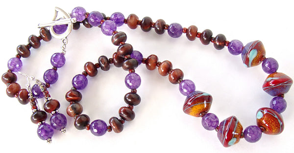 Artsy necklace with purple gemstones