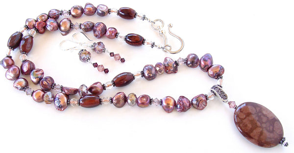 Pearl and crystal necklace in burgundy